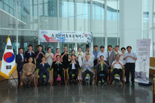 이영찬 광복회 보령시지회장(앞줄 왼쪽 세번째), 한국중부발전 구자훈 상임감사(네번째) 등 추모문화전 행사 관계자들이 기념촬영을 하고 있다. 한국중부발전 제공